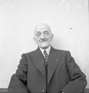 856552 Portret van een onbekende man, waarschijnlijk een leraar aan de Rijks Hogere Burgerschool (Rijks HBS, ...